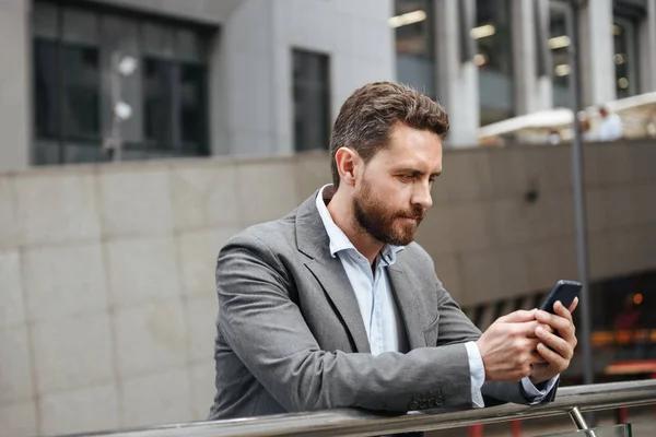 Primer Plano Foto Del Hombre Adulto Negocios Traje Gris Escribiendo — Foto de Stock