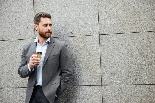 양복과 화강암 Copyspace 테이크 커피와 손잡고 사람의 — 스톡 사진