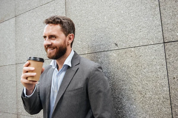 양복과 화강암 테이크 커피를 마시면서 잘생긴 남자의 초상화 — 스톡 사진