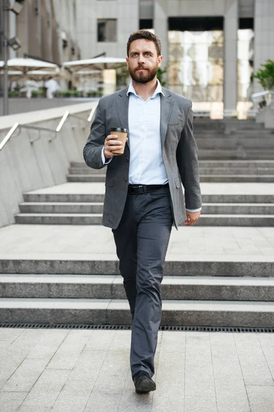 테이크 커피와 현대적인 비즈니스 센터의 계단에 손잡고 양복에 성공적인 — 스톡 사진