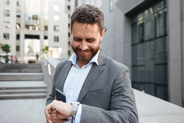 전화를 사무실에서 하면서 Smartwatch 양복에 비즈니스 — 스톡 사진