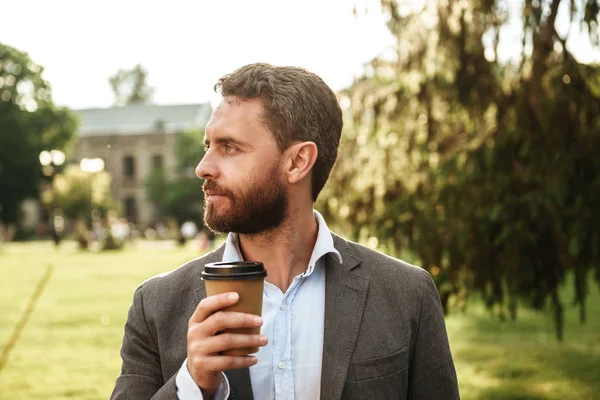 양복과 옆으로 테이크 커피를 마시는 잘생긴 남자의 — 스톡 사진