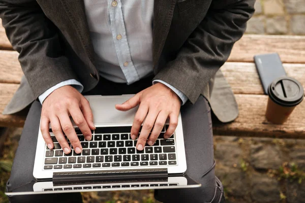 Fotoğraf Beyaz Adamın Üstünden Gümüş Laptop Yazarken Paket Servisi Olan — Stok fotoğraf