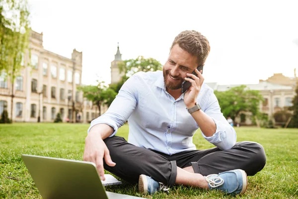 Bild Des Inhalts Europäischer Mann Die Businesskleidung Sitzt Mit Überkreuzten — Stockfoto