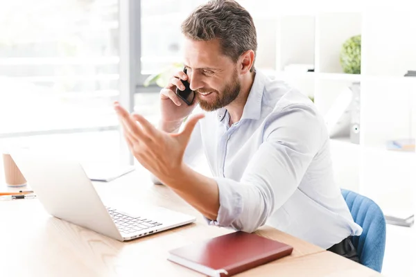 Imagen Hombre Barbudo Guapo Feliz Sentado Oficina Trabajando Mirando Lado — Foto de Stock