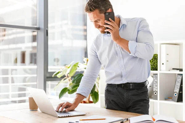 Imagen Del Hombre Barbudo Guapo Oficina Trabajando Mirando Lado Hablando — Foto de Stock