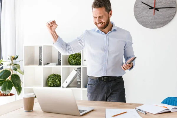 Imagem Homem Barbudo Animado Escritório Trabalhando Olhando Para Lado Falando — Fotografia de Stock