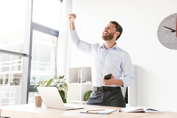 Image Homme Barbu Excité Dans Bureau Travaillant Regardant Côté Parler — Photo