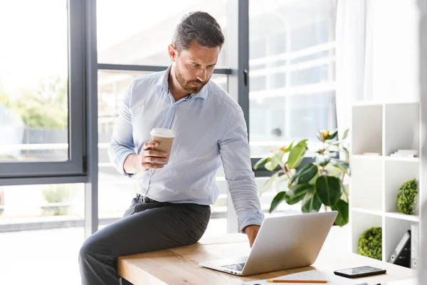 Afbeelding Van Geconcentreerde Knappe Bebaarde Man Kantoor Werken Zoek Opzij — Stockfoto