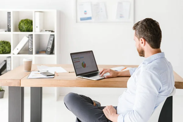 Foto Vista Lateral Homem Bonito Escritório Que Trabalha Usando Computador — Fotografia de Stock