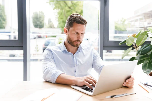 Pengusaha Terkonsentrasi Bekerja Pada Komputer Laptop Sambil Duduk Meja Kantor — Stok Foto