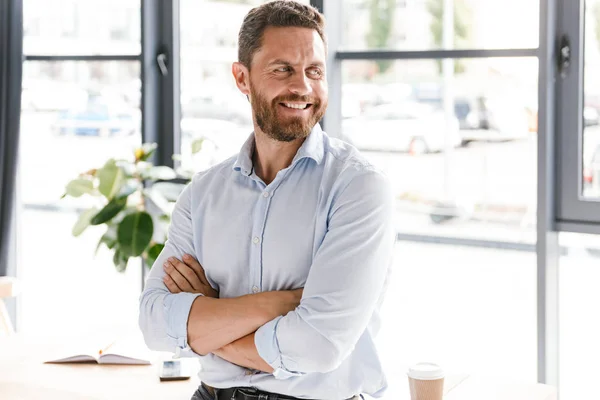 Hombre Negocios Sonriente Pie Con Los Brazos Cruzados Mirando Hacia — Foto de Stock