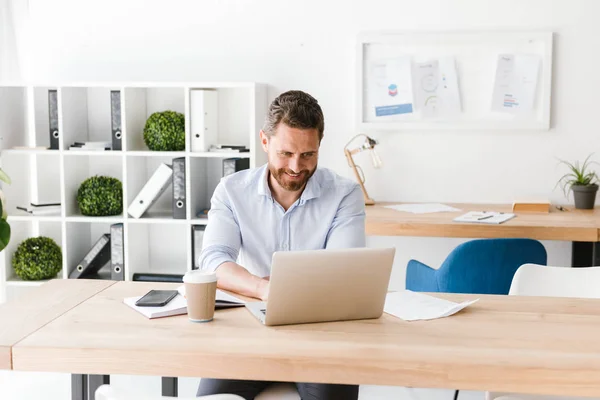 Imagen Del Hombre Barbudo Feliz Sentado Oficina Trabajando Ordenador Portátil — Foto de Stock