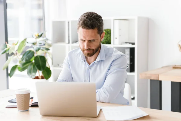 Konzentrierter Geschäftsmann Der Laptop Arbeitet Während Büro Schreibtisch Sitzt — Stockfoto