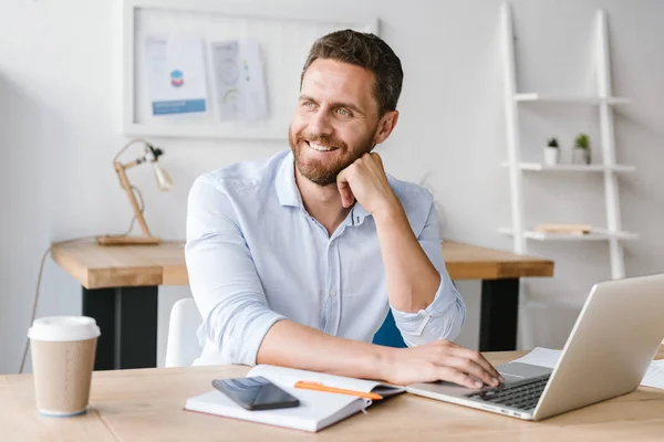 Image Happy Bearded Man Sitting Office Working Laptop Computer Looking — Stock Photo, Image