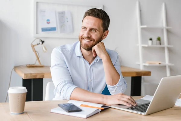 Imagen Del Hombre Barbudo Feliz Sentado Oficina Trabajando Ordenador Portátil — Foto de Stock