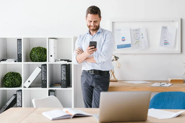 Mutlu Görüntüsünü Adamı Kapalı Cep Telefonu Kullanarak Office Çalışma Sakallı — Stok fotoğraf