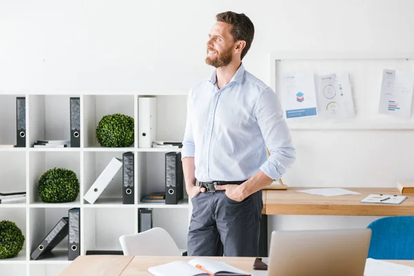 Immagine Bell Uomo Affari Barbuto Ufficio Piedi Chiuso Guardando Parte — Foto Stock