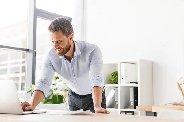 Imagen Del Hombre Negocios Barbudo Guapo Oficina Trabajando Interiores Mirando — Foto de Stock