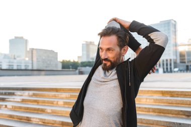 Açık havada duran süre çekici sporcu germe yapmak egzersizleri