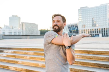 Açık havada duran süre mutlu sporcu germe yapmak egzersizleri