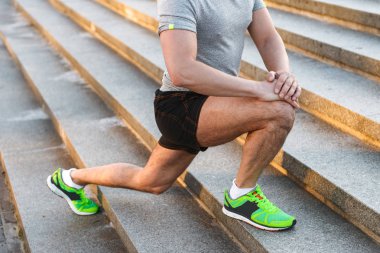 Açık havada merdivenlerinde koşu önce ısınma bir sporcu croped görüntü