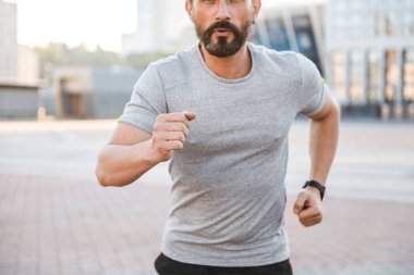 Yakışıklı güçlü olgun sporcu Caddesi'nde açık havada çalışan fotoğraf kırpılmış.