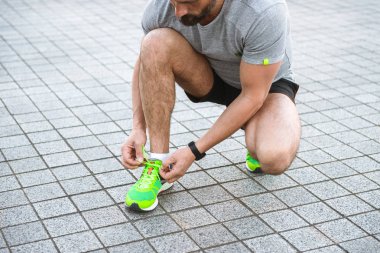 Kravat dantel street açık havada yürüyüş güçlü olgun sporcu kırpılmış fotoğrafı.