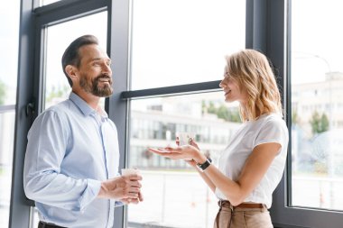 İki bardak kahve ile office pencerede dururken konuşmaya genç meslektaşlarının