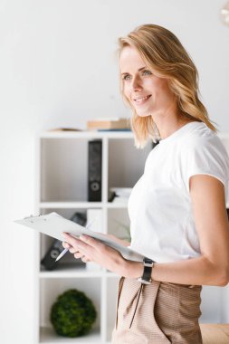 Mutlu işkadını klasör ofis masası eğilerek süre tutan