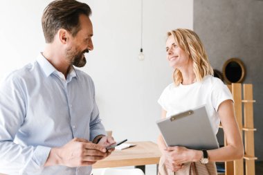 Çift mutlu meslektaşlarının ofiste birlikte durmuş ise konuşuyorum