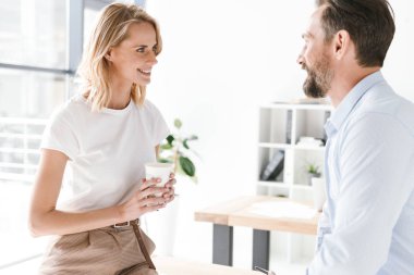 İki bardak kahve ile office pencerede dururken konuşmaya genç meslektaşlarının