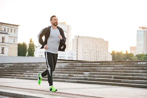 Deportista Motivado Corriendo Aire Libre Una Calle Ciudad — Foto de Stock