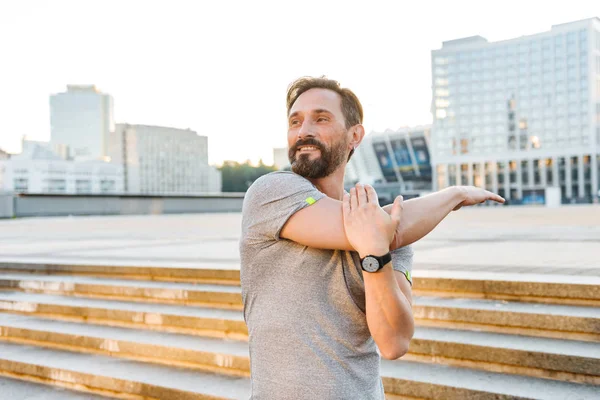 Açık havada duran süre mutlu sporcu germe yapmak egzersizleri