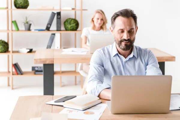 Direttore Uomo Sorridente Che Lavora Computer Portatile Mentre Siede All — Foto Stock