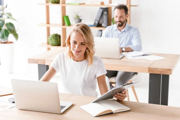 Mulher Sorridente Gerente Trabalhando Computador Portátil Enquanto Sentado Escritório Com — Fotografia de Stock