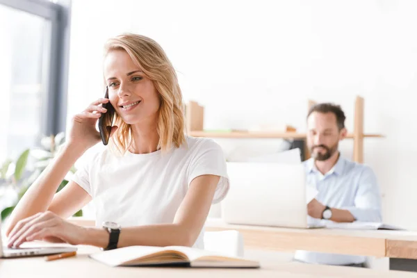 Gelukkige Vrouw Manager Werken Met Laptopcomputer Documenten Terwijl Het Kantoor — Stockfoto