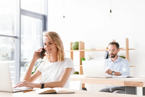 Smiling Woman Manager Working Laptop Computer Documents While Sitting Office — Stock Photo, Image