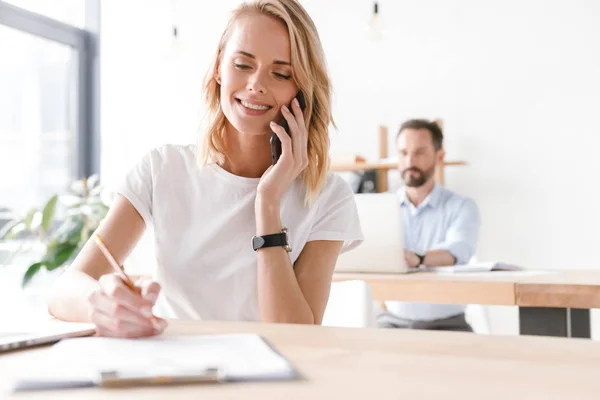 Direttore Donna Sorridente Che Lavora Con Documenti Mentre Seduto Ufficio — Foto Stock