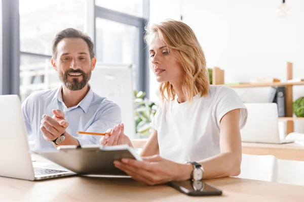 Par Colegas Sonrientes Trabajando Juntos Proyecto Mientras Están Sentados Oficina — Foto de Stock