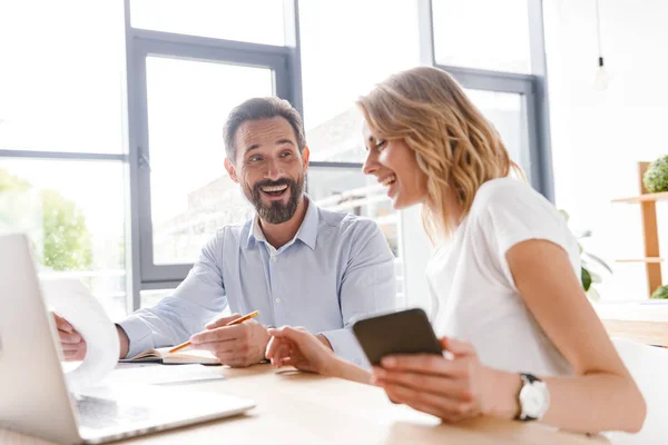 Par Colegas Emocionados Discutiendo Trabajo Mientras Están Sentados Oficina Trabajando — Foto de Stock