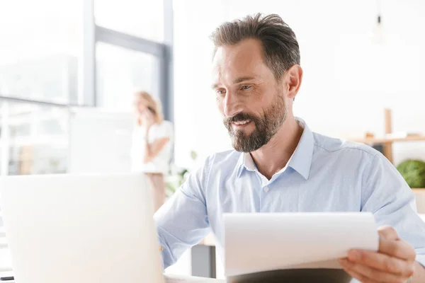 Direttore Uomo Successo Che Lavora Computer Portatile Con Documenti Mentre — Foto Stock