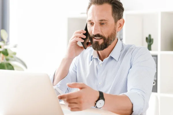 Knappe Zakenman Praten Mobiele Telefoon Tijdens Vergadering Het Bureau Met — Stockfoto