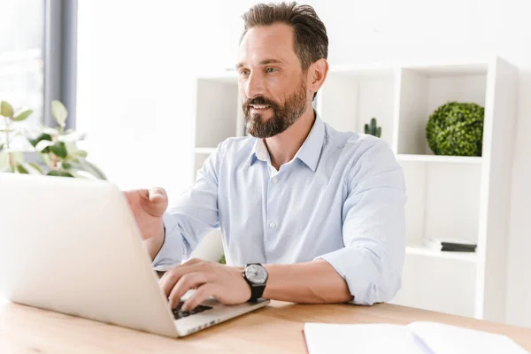 Pengusaha Sibuk Yang Mengerjakan Komputer Laptop Sambil Duduk Meja Kantor — Stok Foto