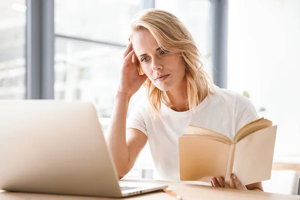 Pensive Businesswoman Working Laptop Computer Holding Open Book While Sitting — Stock Photo, Image