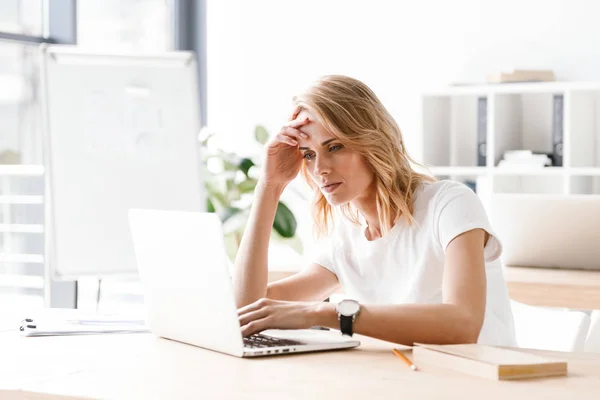 Bizneswoman Koncentruje Się Pracy Laptopie Siedząc Przy Biurku — Zdjęcie stockowe