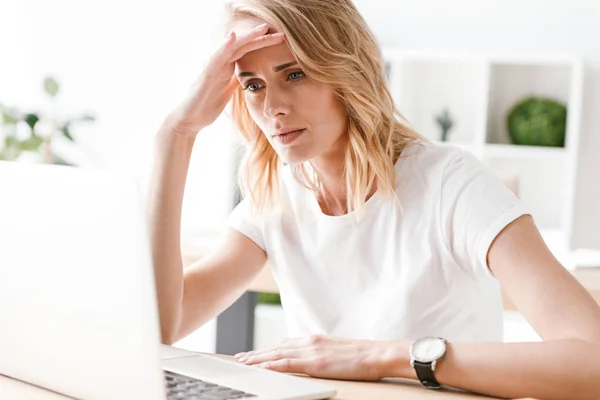 Konzentrierte Geschäftsfrau Die Laptop Arbeitet Während Sie Schreibtisch Sitzt — Stockfoto