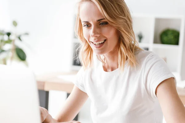 Close Mulher Negócios Sorrindo Trabalhando Computador Portátil Enquanto Sentado Mesa — Fotografia de Stock