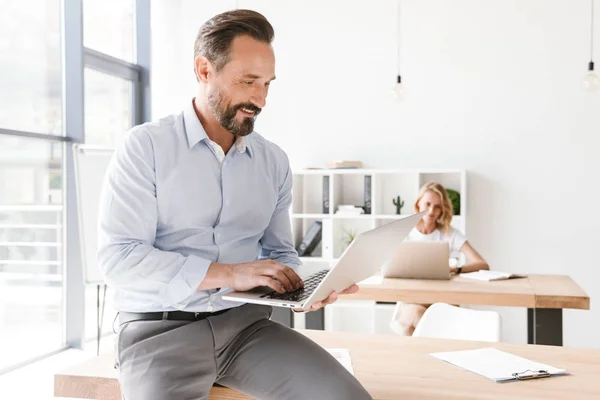 Smiling Man Manager Working Laptop While Leaning Desk Office Woman — Stock Photo, Image