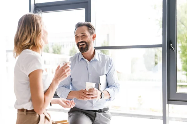 Par Colegas Felices Hablando Mientras Están Pie Ventana Oficina Con — Foto de Stock